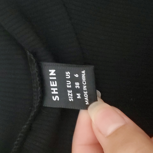 Black dress - Picture 3 of 4